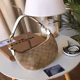 شنطة نسائية من ماركة كوتش COACH